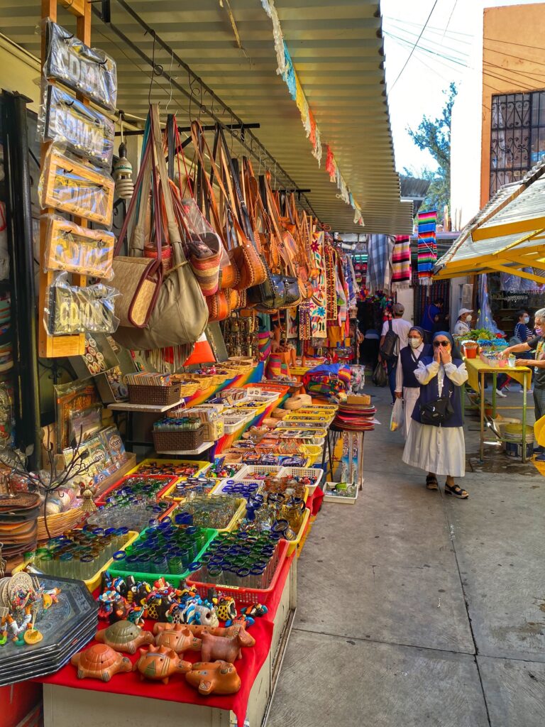 Keunikan Berbelanja di Mercado de Artesanías La Ciudadela